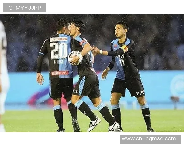 山口雷诺与群马温泉的激烈对决展现足球魅力与团队精神